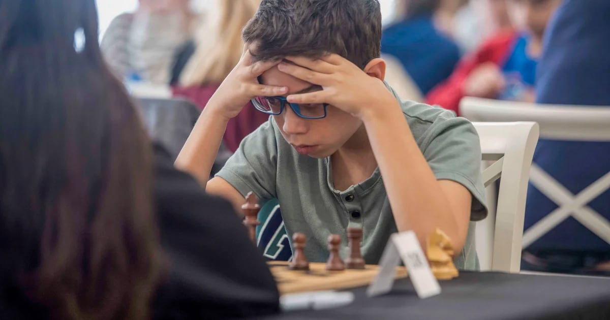 使国际象棋传奇人物变得复杂的两个复杂问题，Faustino Oro 在创纪录的时间内解决了它们